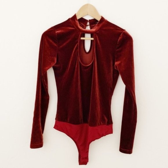 {SOLD} MODCLOTH | Vintage Red Velvet Long Sleeve Keyhole Bodysuit - Picture 2 of 7